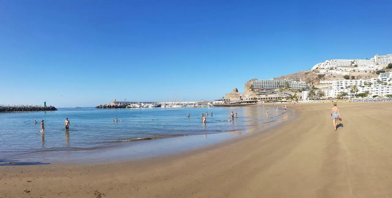 Two Bedroom Apartment 2 Min From Beach contacts